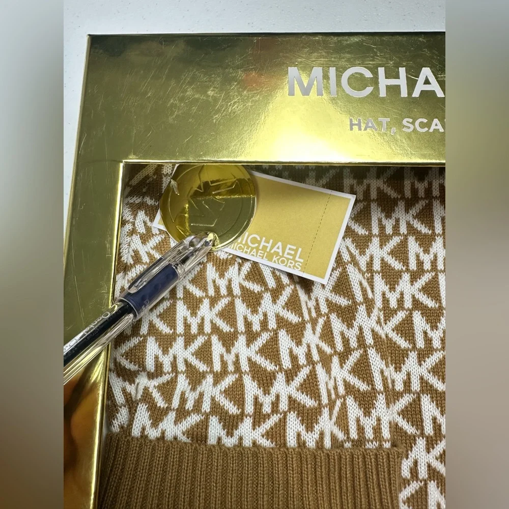 NWT Authentic Michael Kors Knit 3 Pieces  Set Hat Scarf Gloves Dark Camel $148